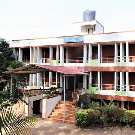 River Palace - A Valley View Hotel Panchgani Bagian luar foto