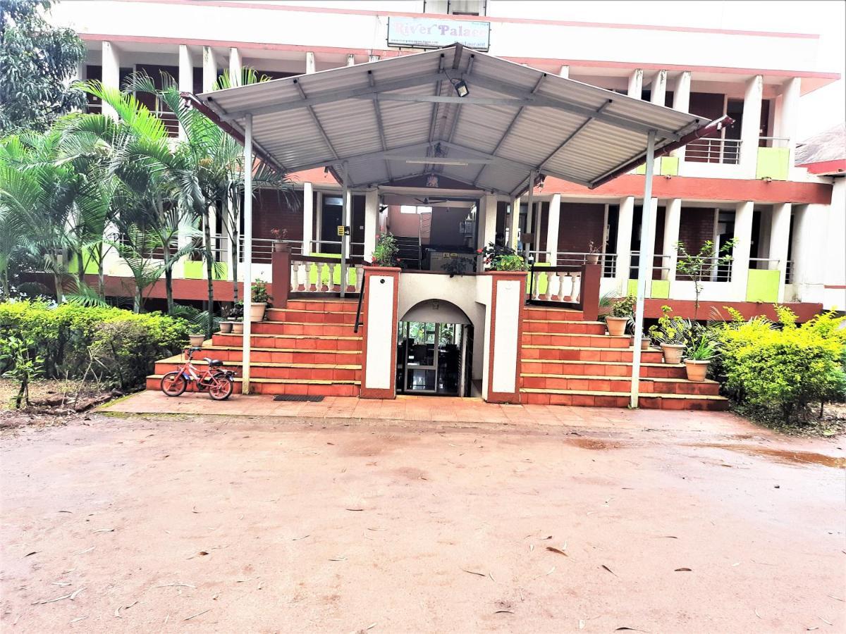 River Palace - A Valley View Hotel Panchgani Bagian luar foto