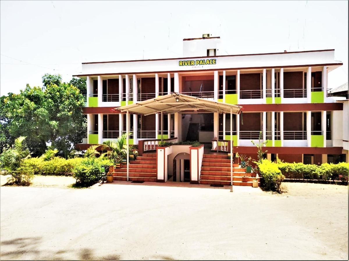 River Palace - A Valley View Hotel Panchgani Bagian luar foto