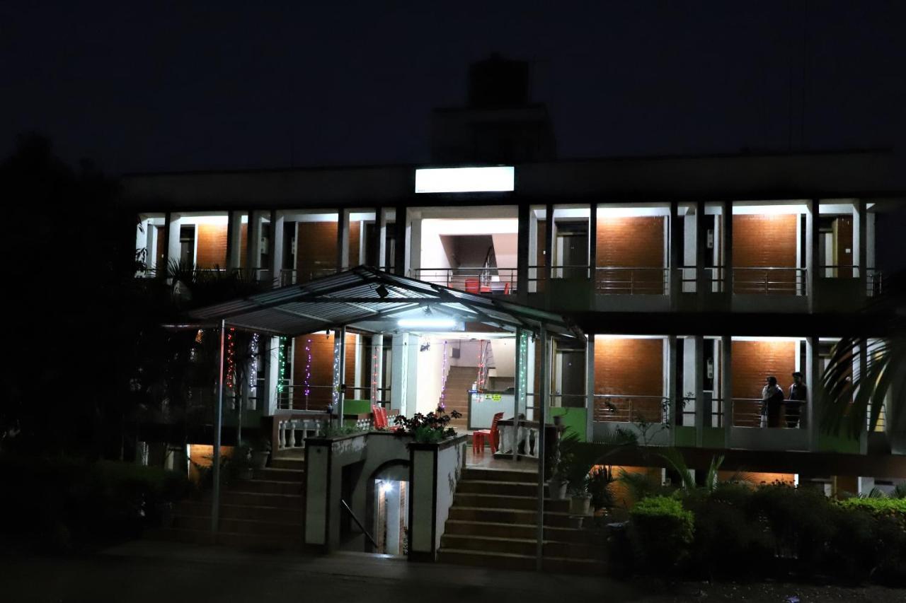River Palace - A Valley View Hotel Panchgani Bagian luar foto