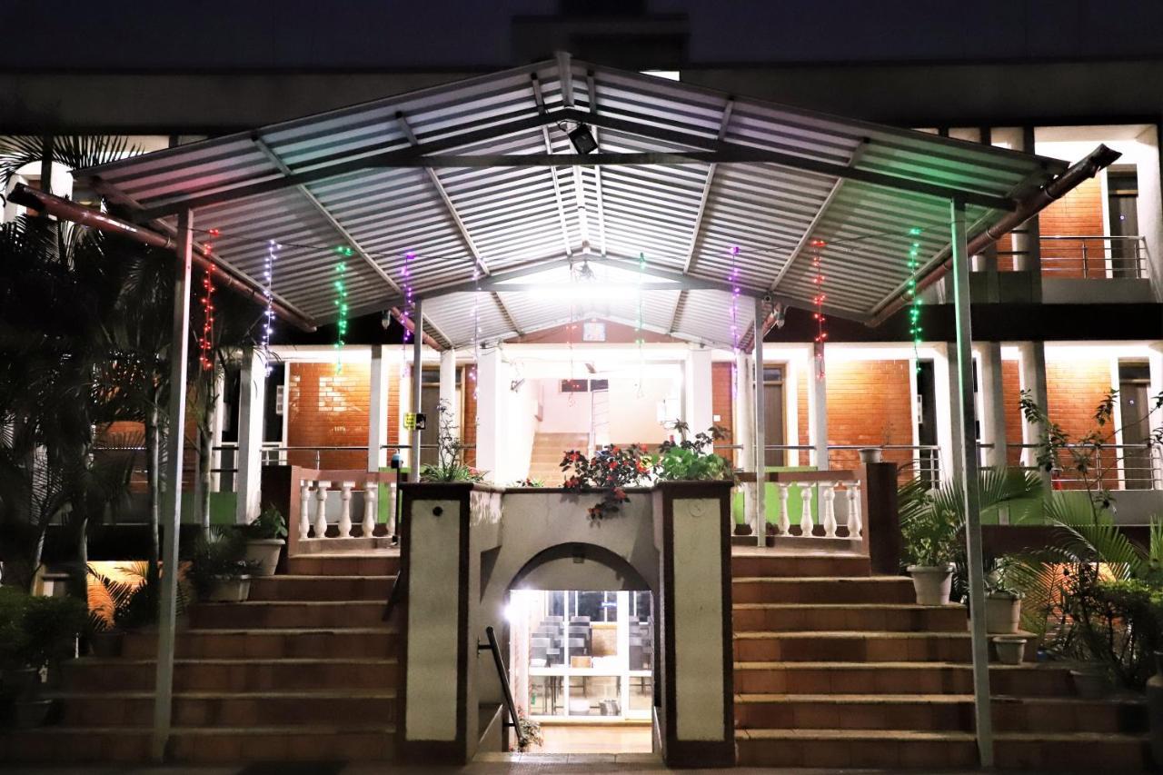 River Palace - A Valley View Hotel Panchgani Bagian luar foto