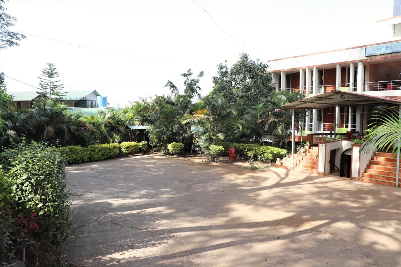 River Palace - A Valley View Hotel Panchgani Bagian luar foto